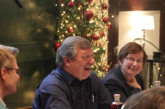 Bürgermeister Ludger Möller und Renate Geuter beim Roten Frühstück